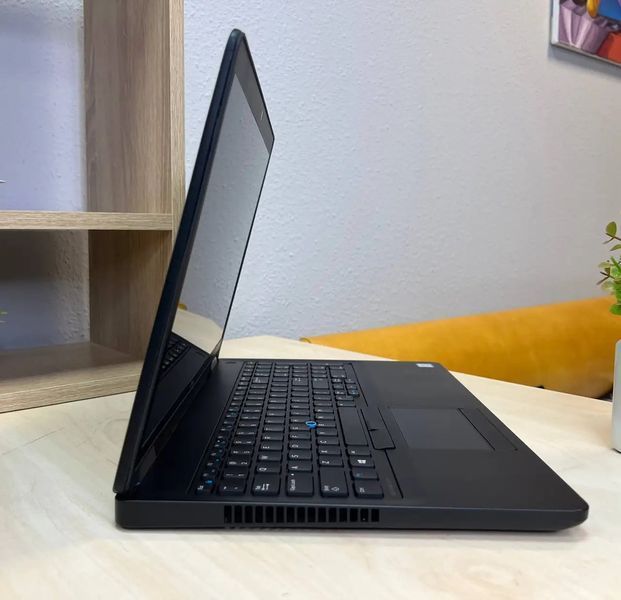 Ноутбук DELL E5570\Core i5-6300HQ CPU (2,3GHz)\8Gb\SSD256Gb\15,6" P58 фото