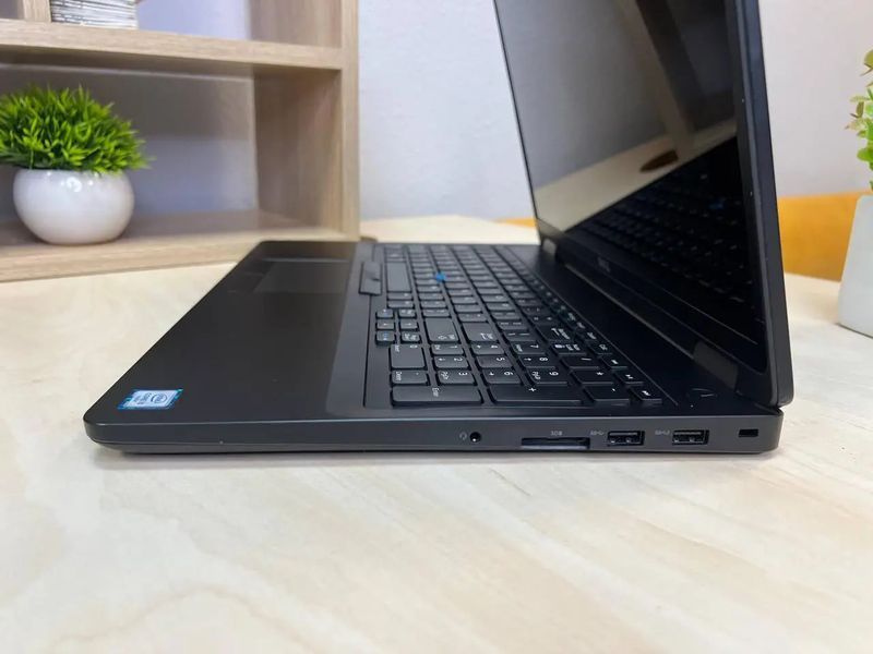 Ноутбук DELL E5570\Core i5-6300HQ CPU (2,3GHz)\8Gb\SSD256Gb\15,6" P58 фото